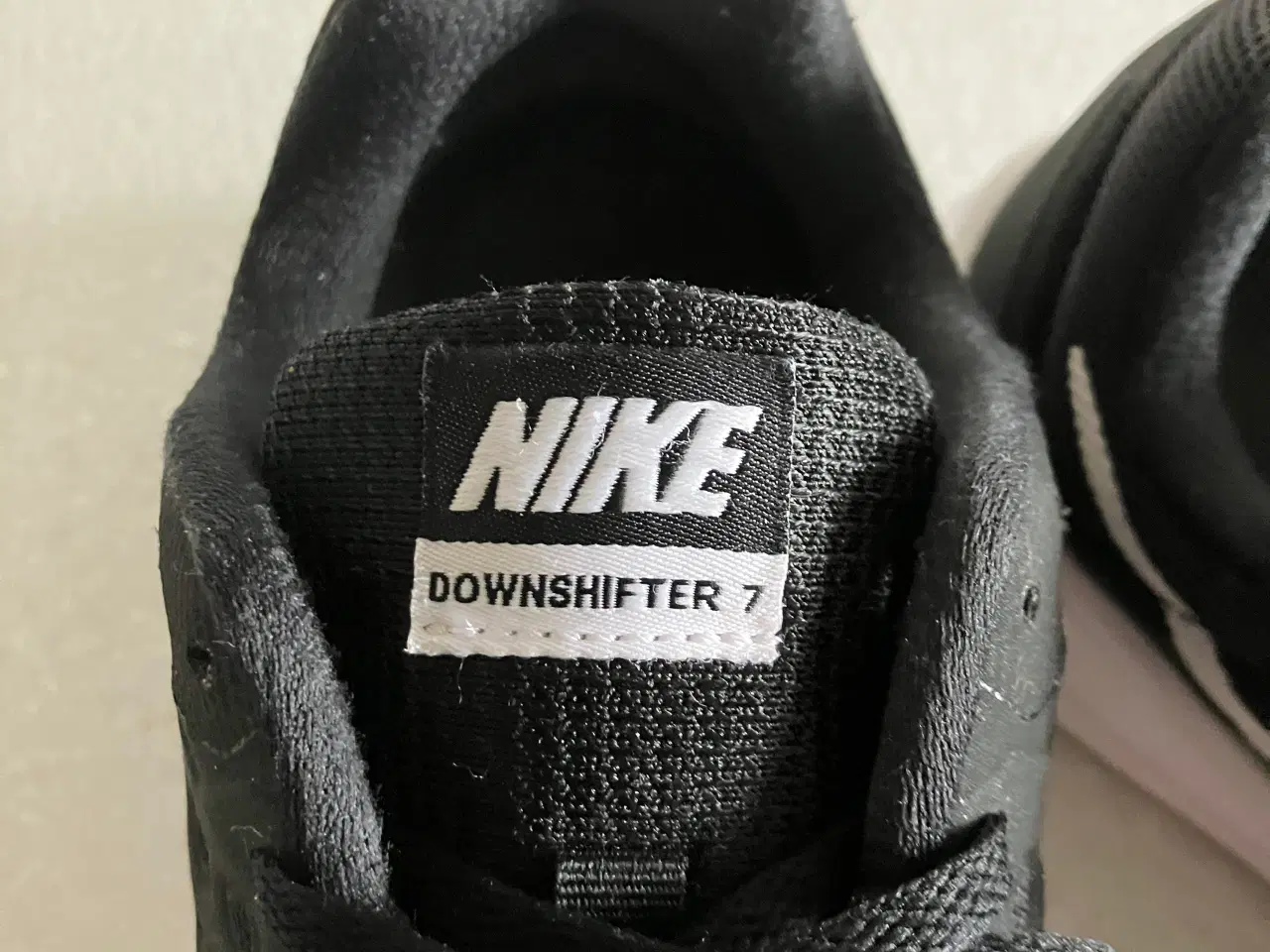 Billede 2 - Et par flotte Nike Downshifter 7 sportssko i sort 