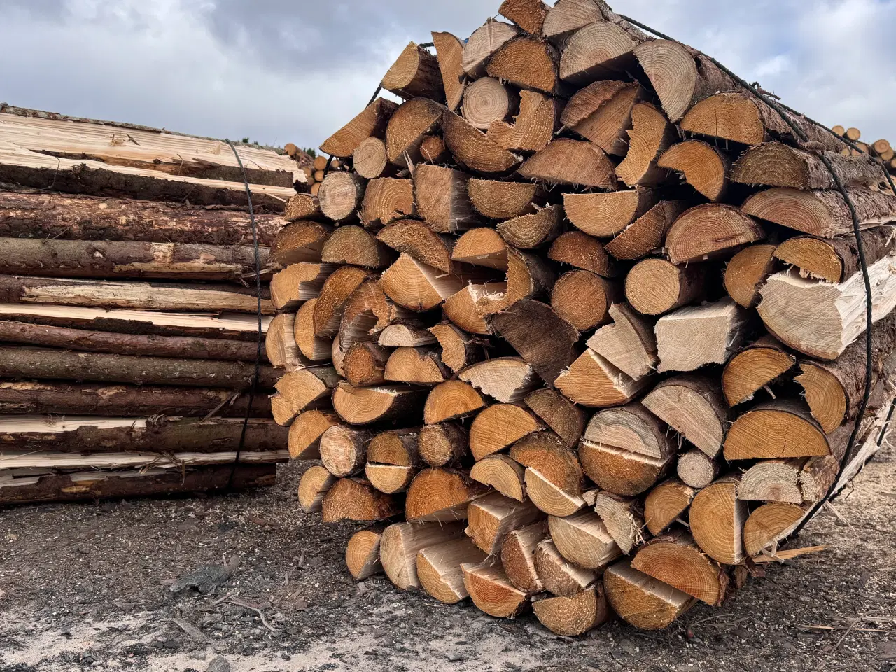 Billede 2 - Brænde i flækket meterstykker - 1 m3 bundter