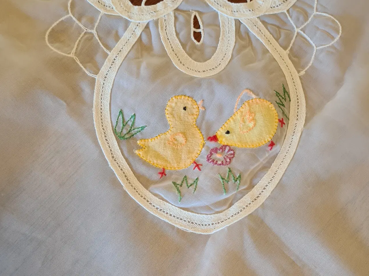 Billede 3 - Påskedug med påske dekorationer