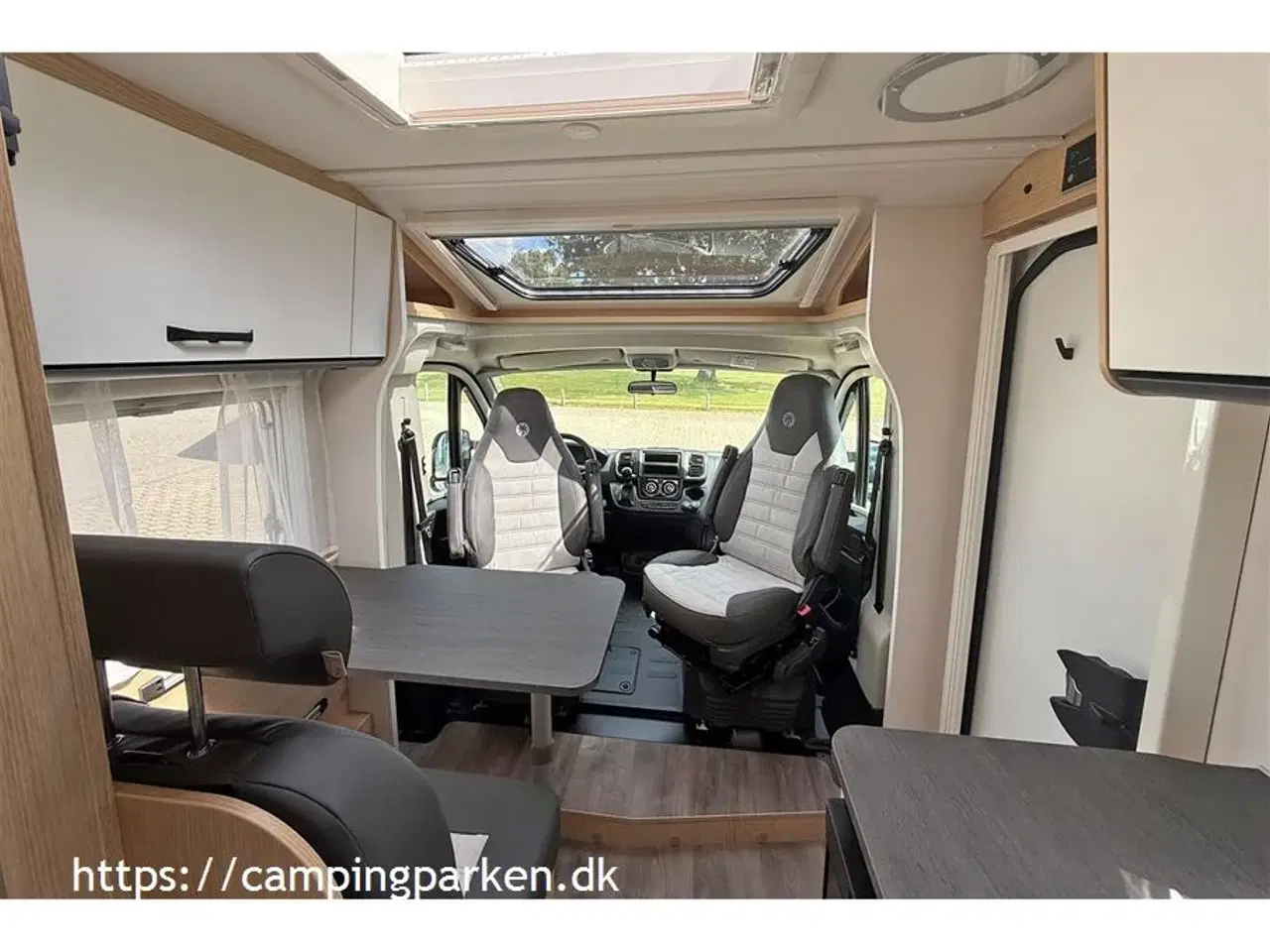 Billede 5 - 2025 - SunLight VAN V69 Adventure Edition   Sunlights populære smalle Van - med queens bed, automatgear, markise og cykelholder