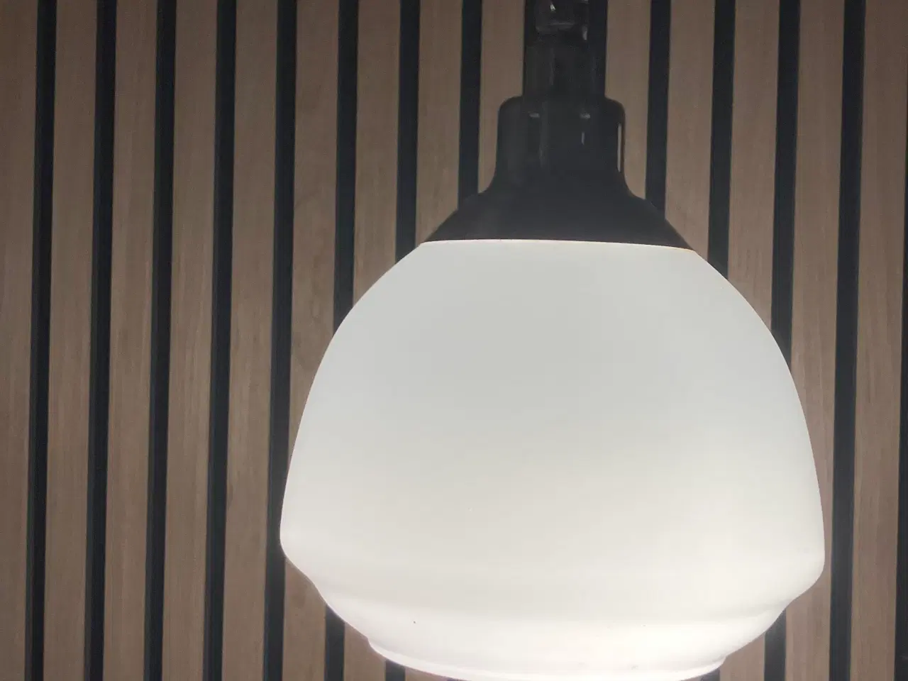 Billede 1 - Pendellampe i opaline glas.