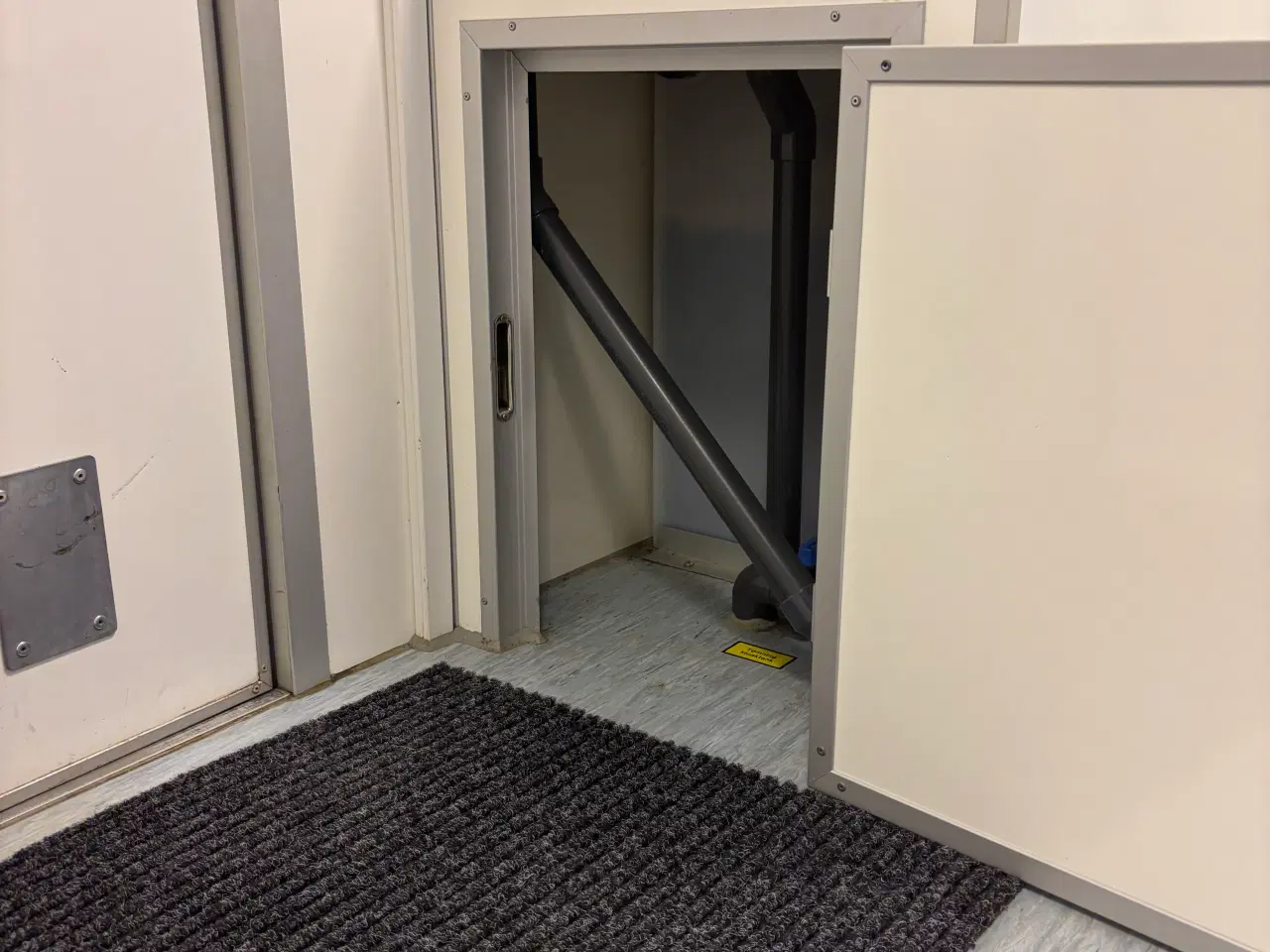 Billede 3 - Mandskabsvogn med vakuumtoilet