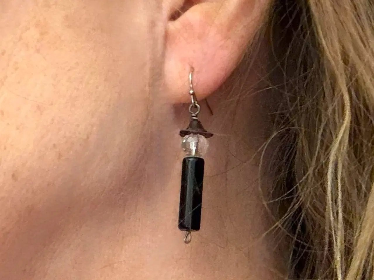 Billede 2 - Håndlavede, stiliserede øreringe i sort