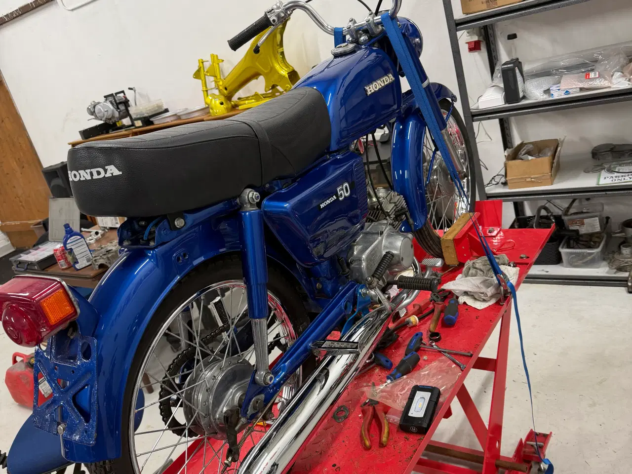 Billede 1 - Honda cd50 centerstøttefod og bagskærm Købes