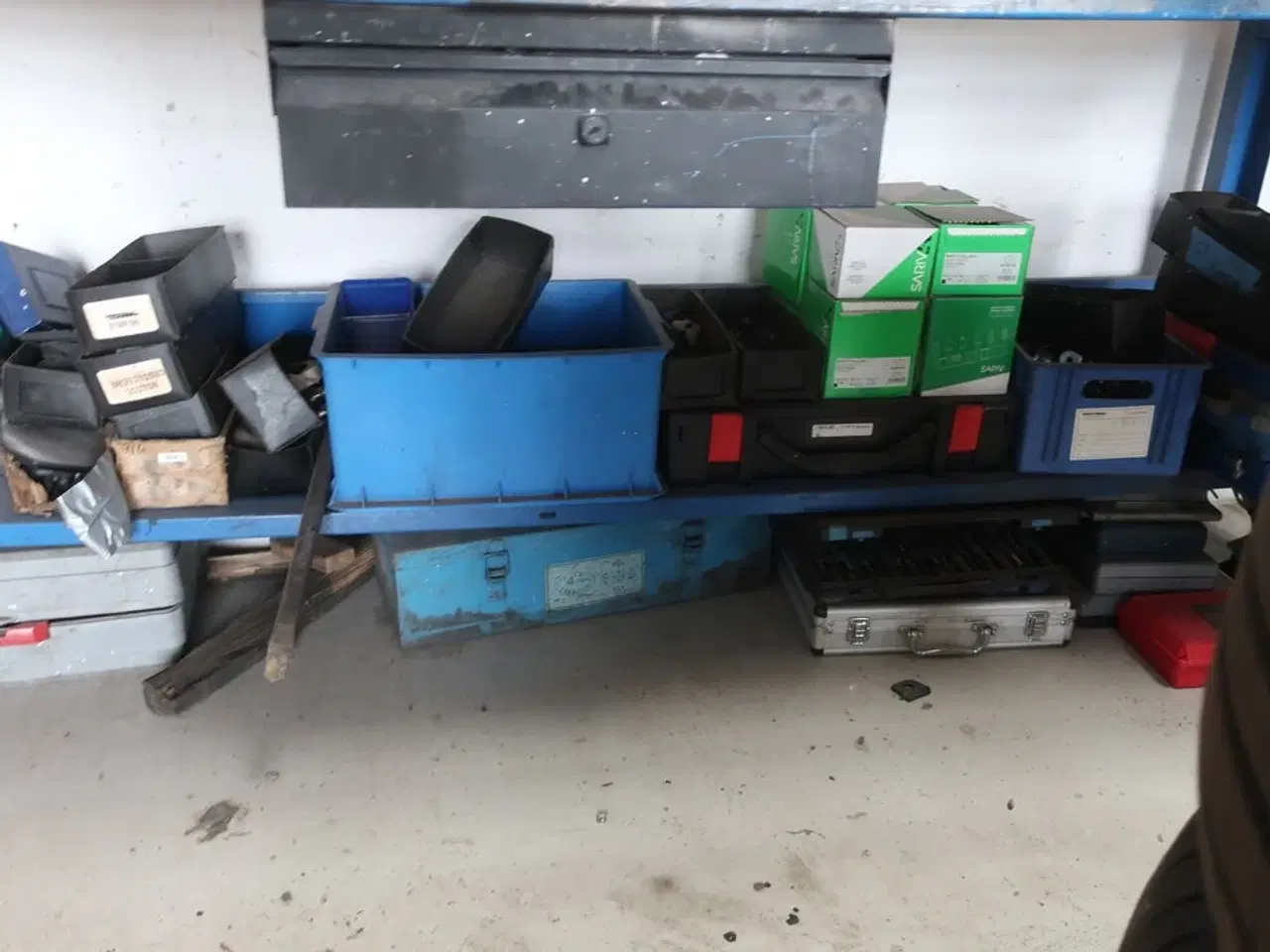 Billede 7 - Værkstedsbord med indhold samt 2 stk. tavler