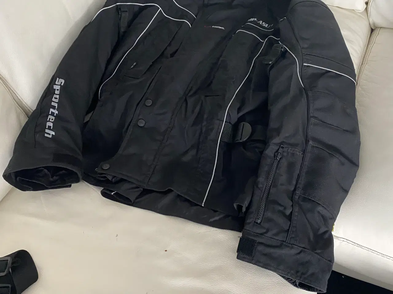 Billede 3 - Mc jakke kun brugt engang som ny str. XL.