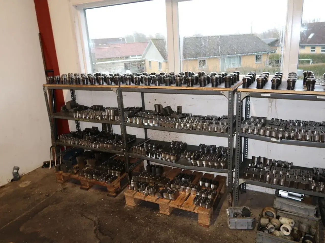 Billede 2 - 4 stk. reoler med div. Specialværktøj