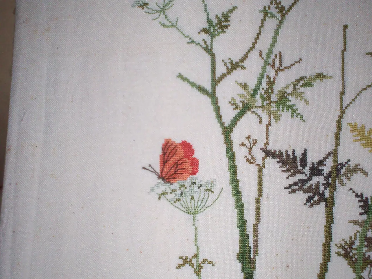 Billede 1 - Korstingsbroderi. Eva Rosenstand eller Clare Wæve