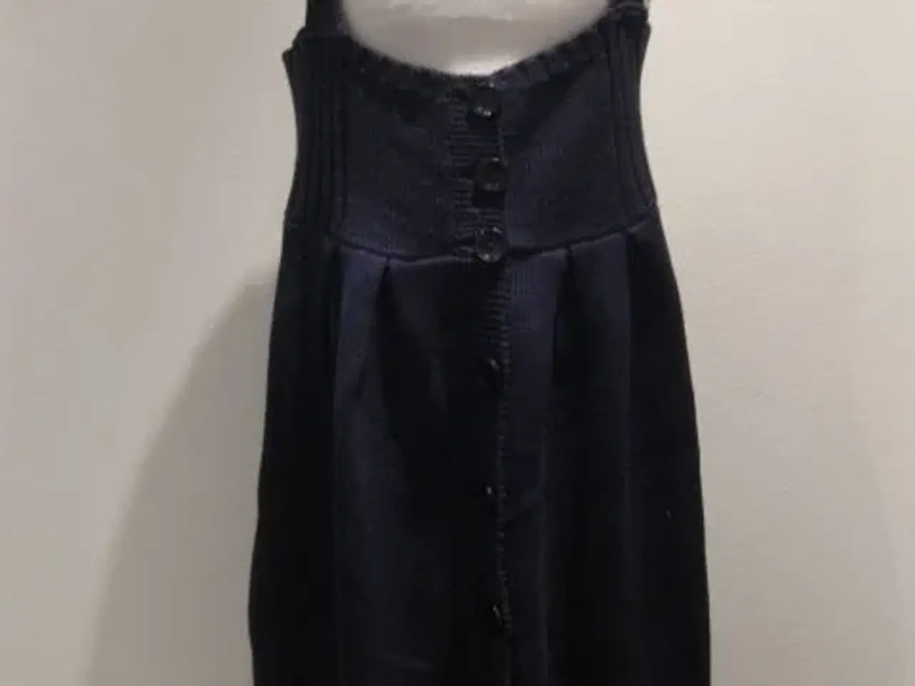 Billede 1 - Str. L, sort strik kjole m. knapper