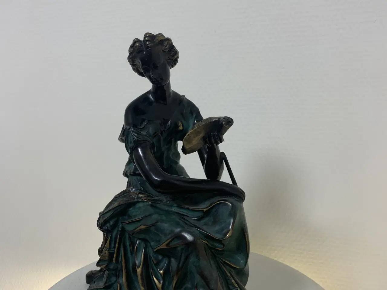 Billede 2 - Bronzefigur af siddende kvinde med rulle/bog – 3,6