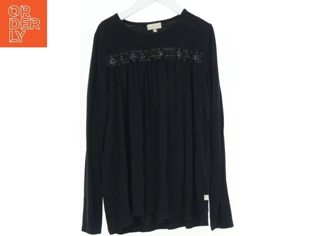Billede 1 - Langærmet sort bluse med dekoration fra Pomp de Lux (str. 152)