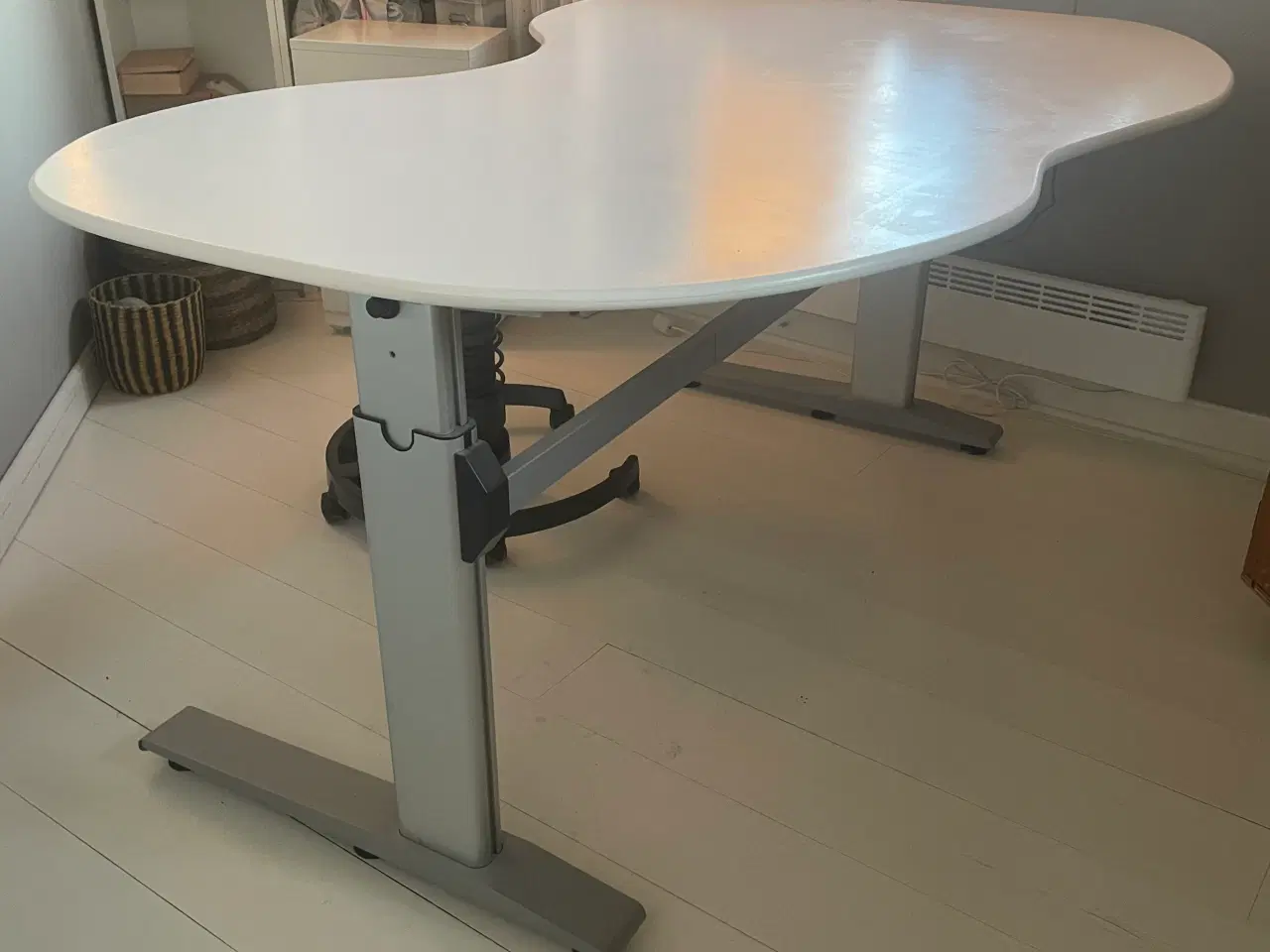 Billede 1 - Hævesænkebord med organisk formet bordplade