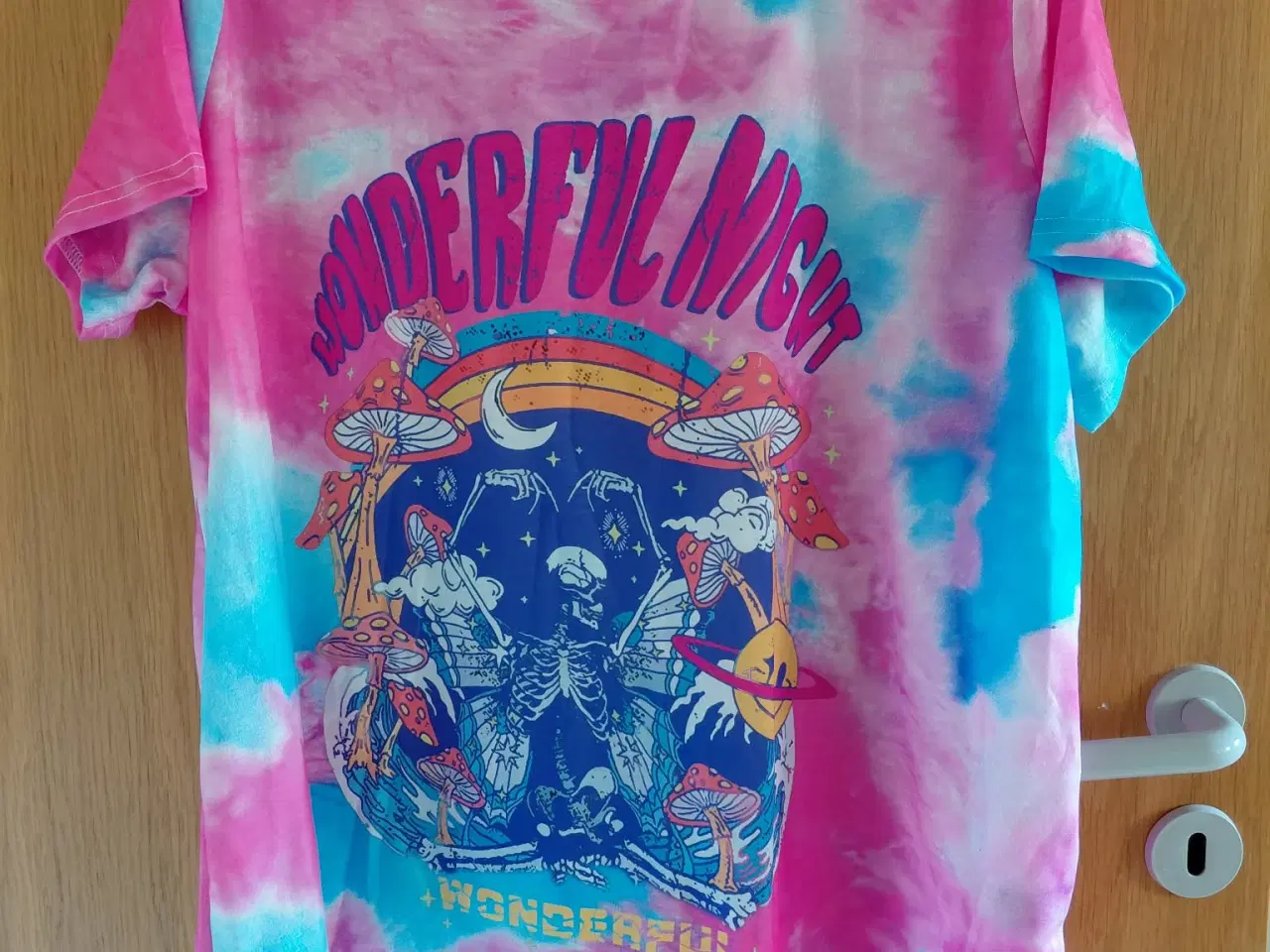 Billede 1 - T-shirt med forskellige motiver