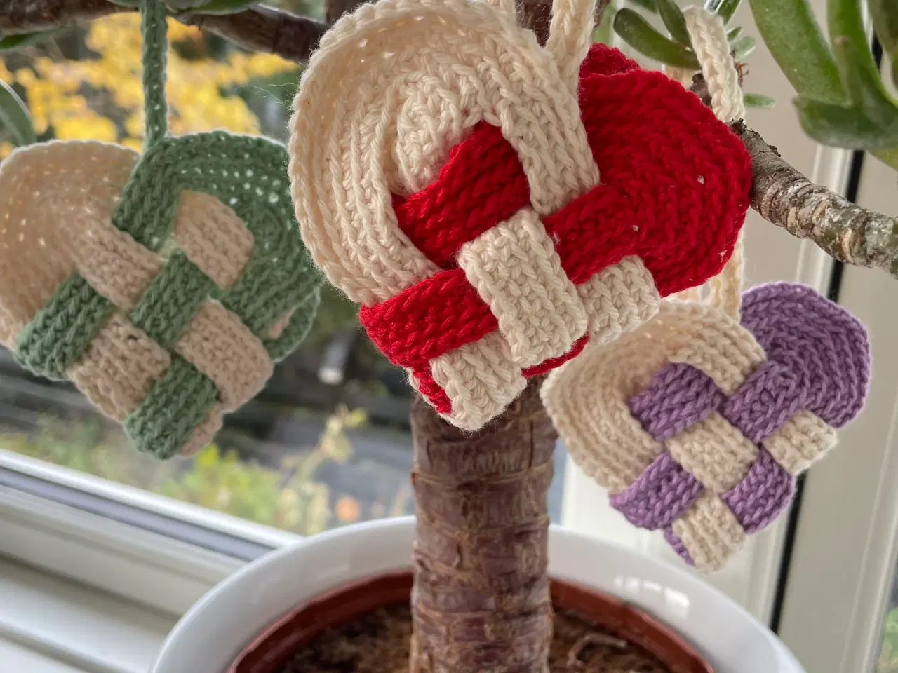 Billede 2 - Julepynt - Hæklede julehjerter