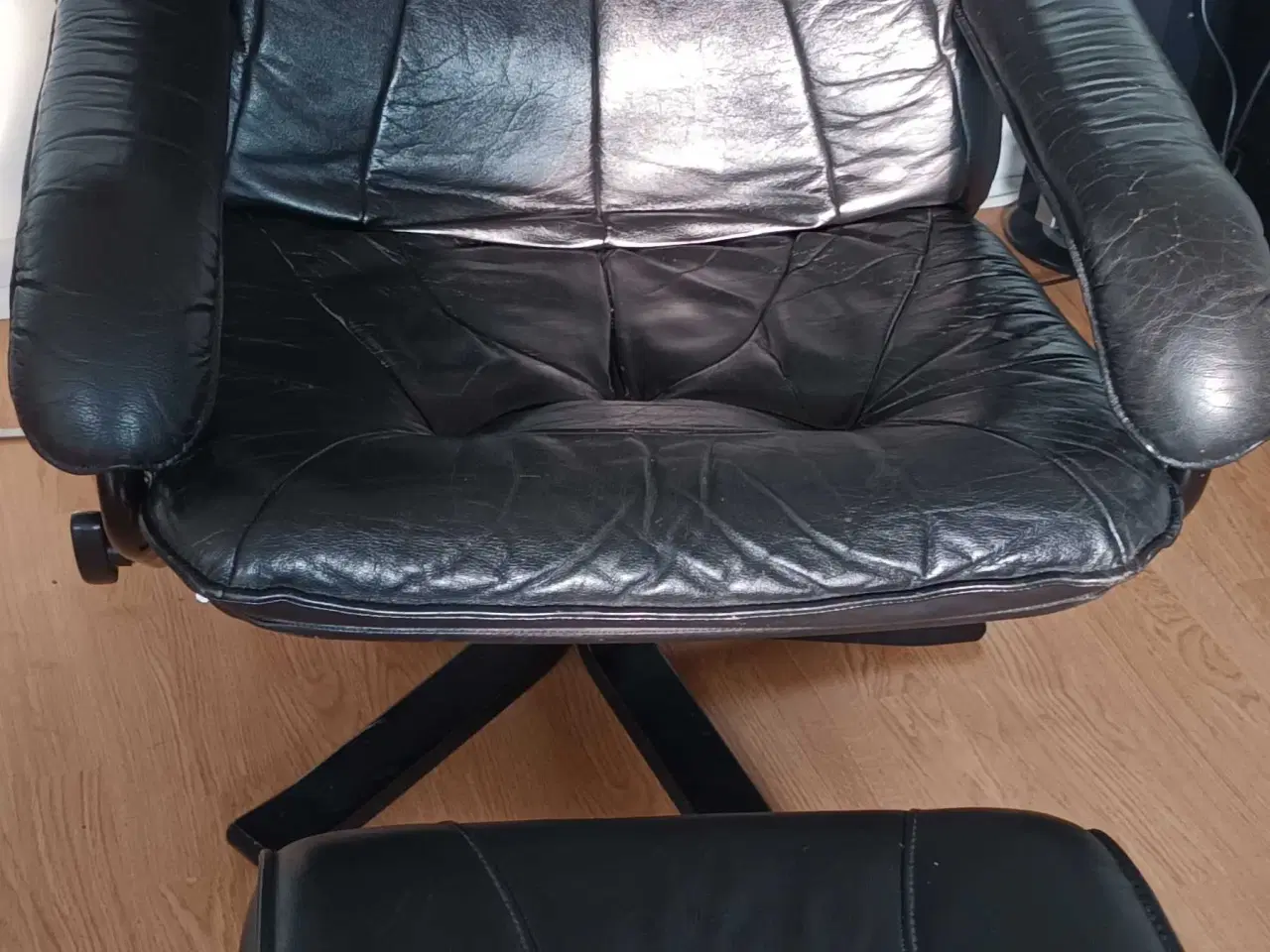 Billede 1 - Højrygget læderstol med fodskammel