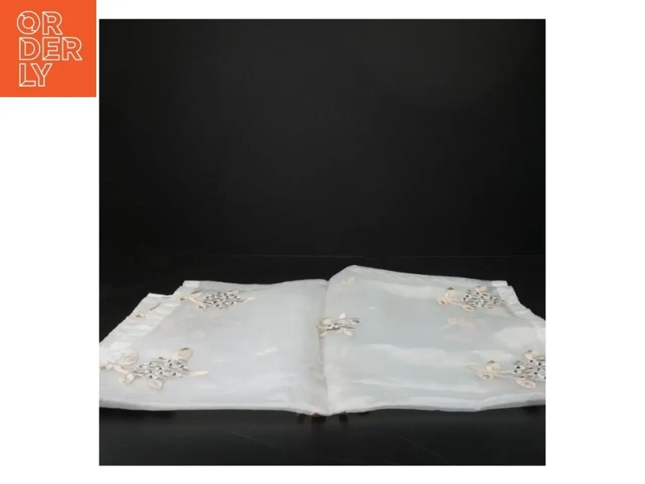 Billede 1 - Bordløber med broderi fra Lene Bjerre (str. 128x41 cm)