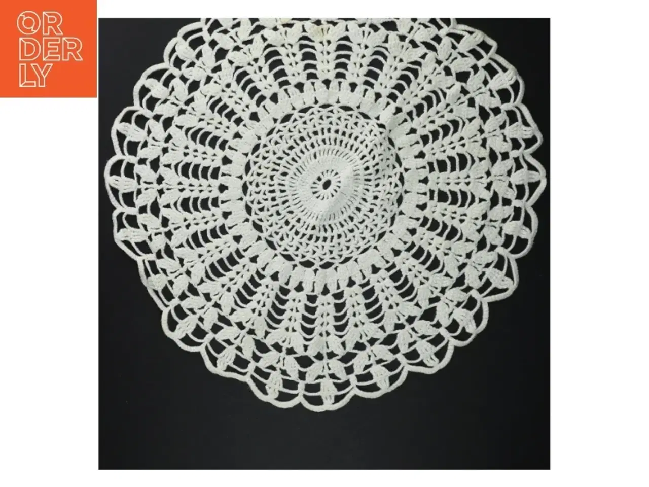Billede 1 - Hæklet dækkeserviet / lysedug (str. 40 cm)