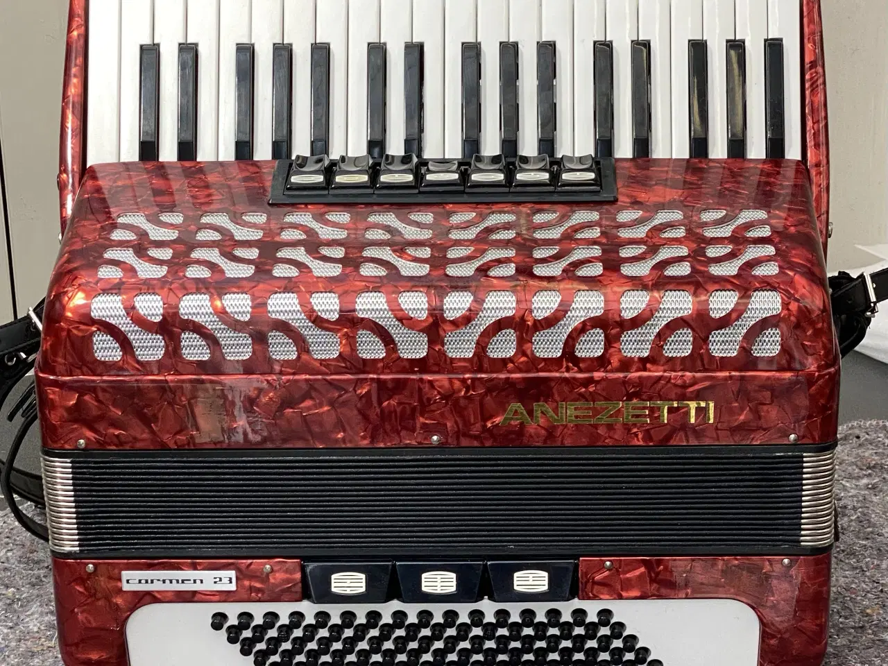 Billede 9 - ANEZETTI harmonika – 37 tangenter – flot blodrød