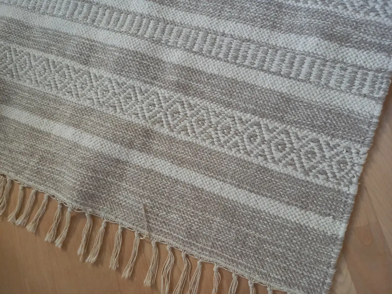 Billede 4 - Lækkert "klude" tæppe i beige / Grå
