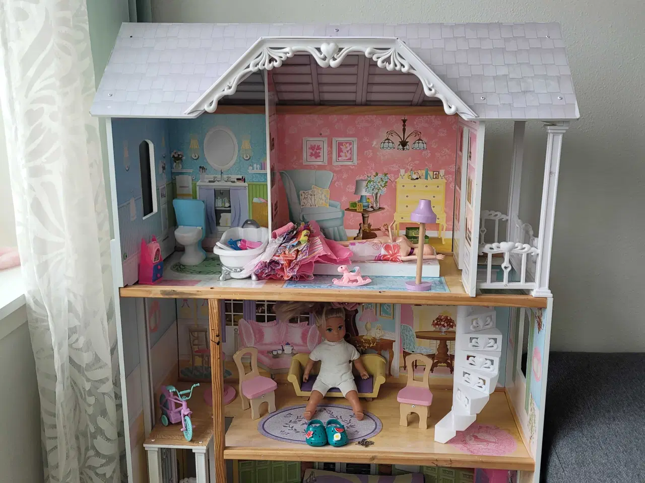 Billede 1 - Dukkehus med tilbehør 