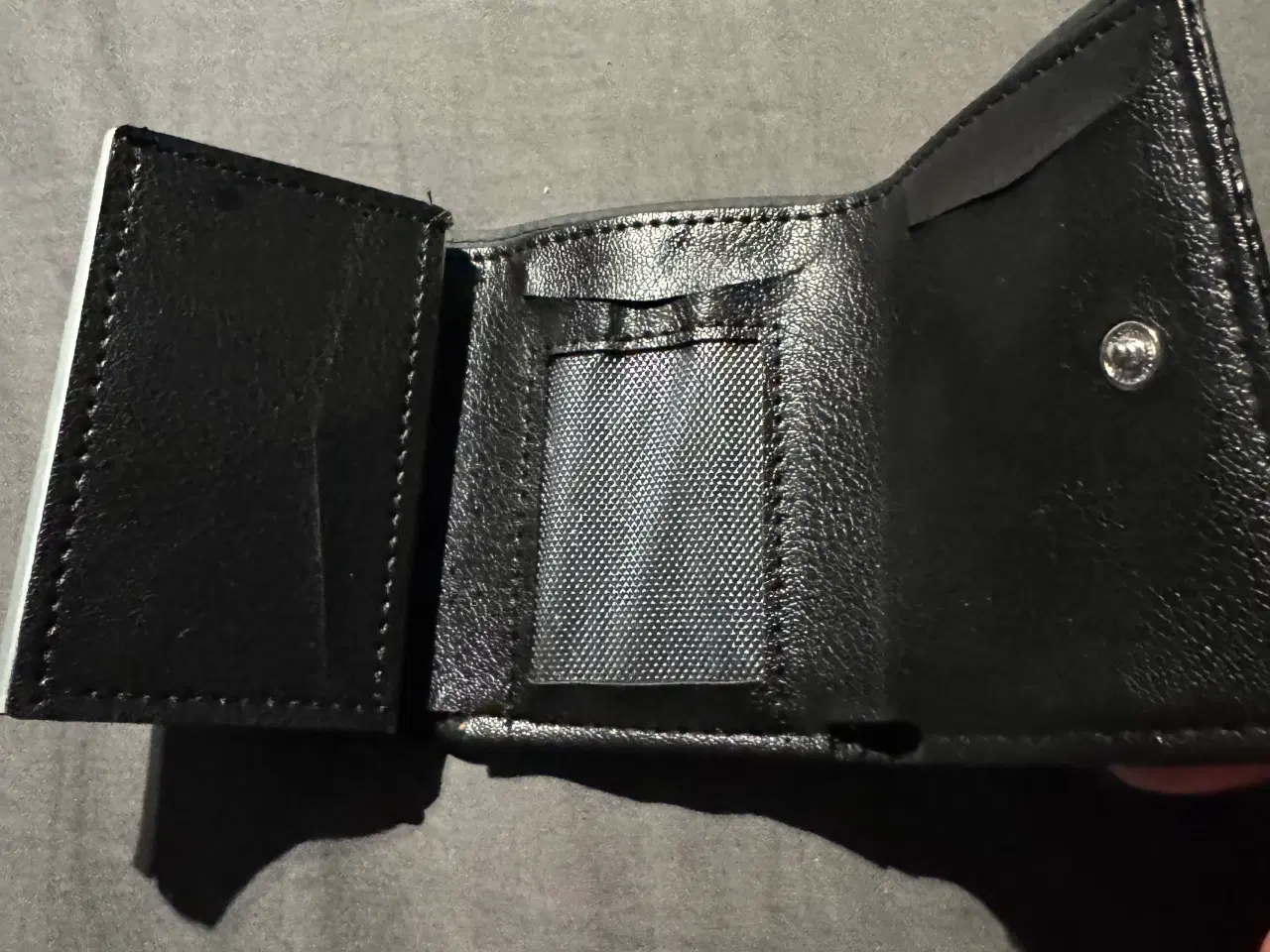 Billede 2 - Lacoste pung sælges 