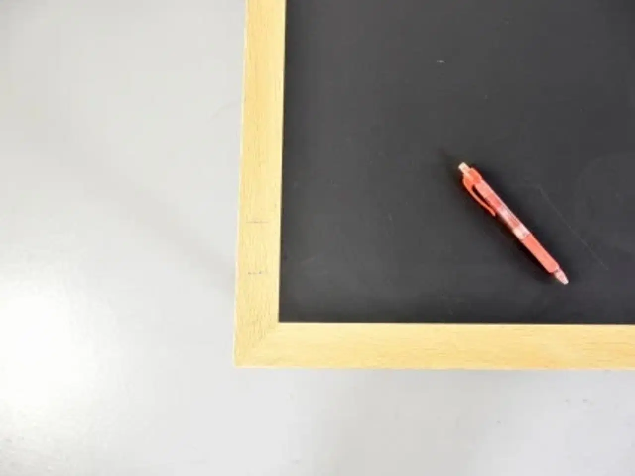 Billede 7 - Magnus olesen konferencebord med sort plade, kant og ben i bøg, 180 cm.