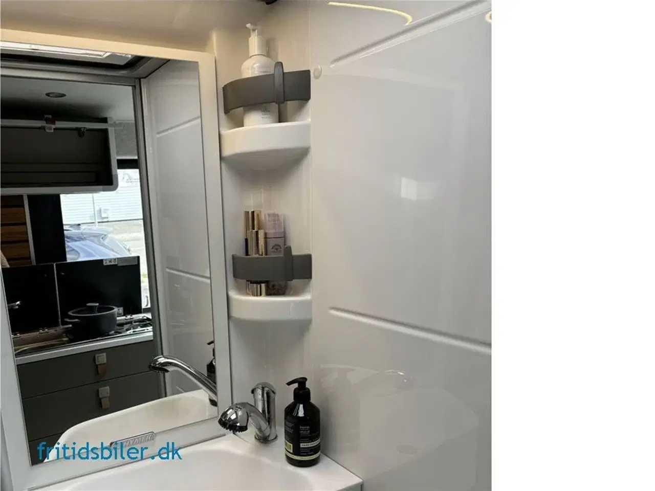 Billede 16 - 2024 - Hymer Yellowstone 140 Hk   Hymer Yellowstone 140 hk en fin och prydlig husbil med längsgående sängar på nästan 200 cm