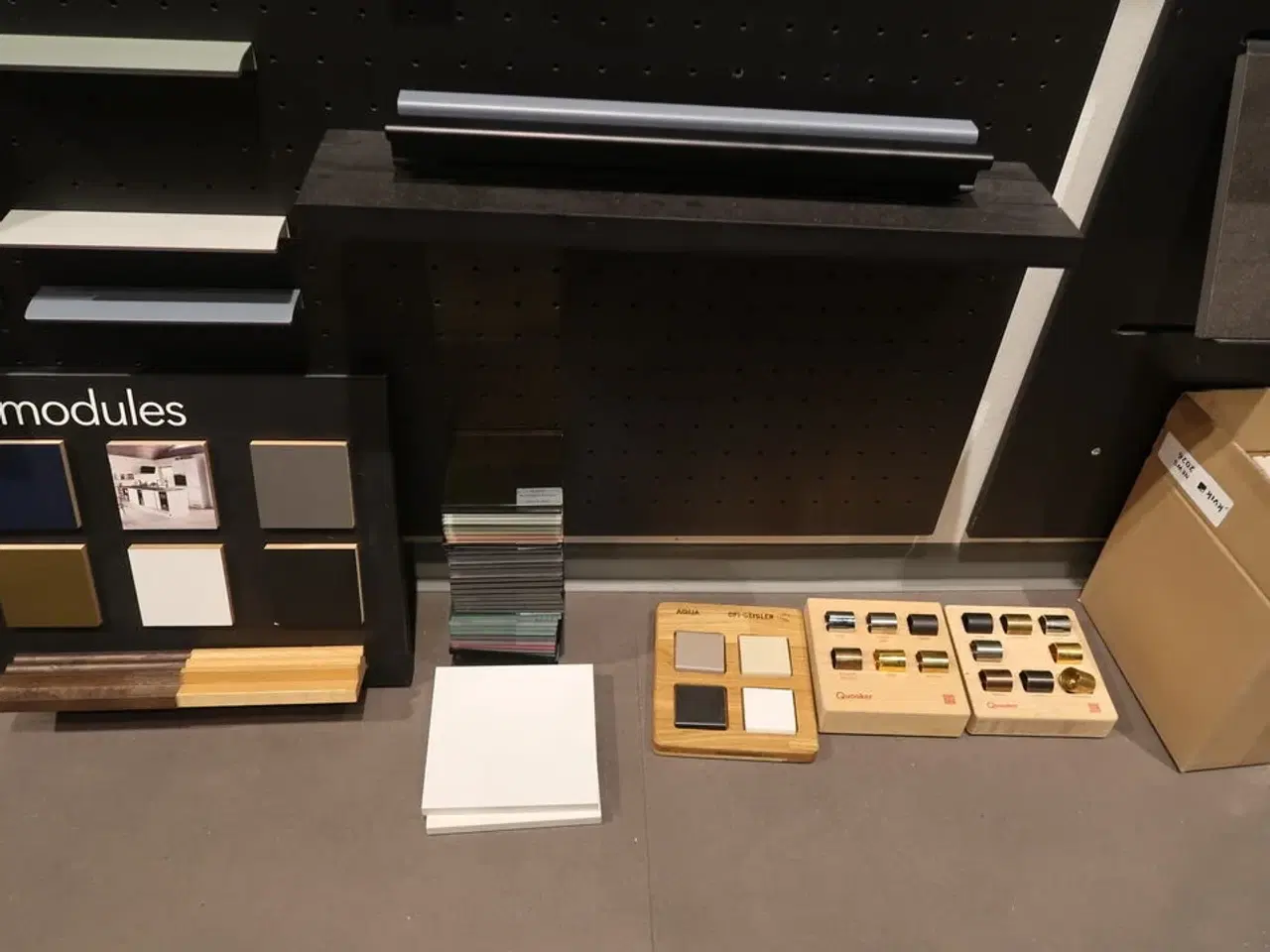 Billede 12 - Vægplader med parti Låger, bordpladeprøver, greb m.m.