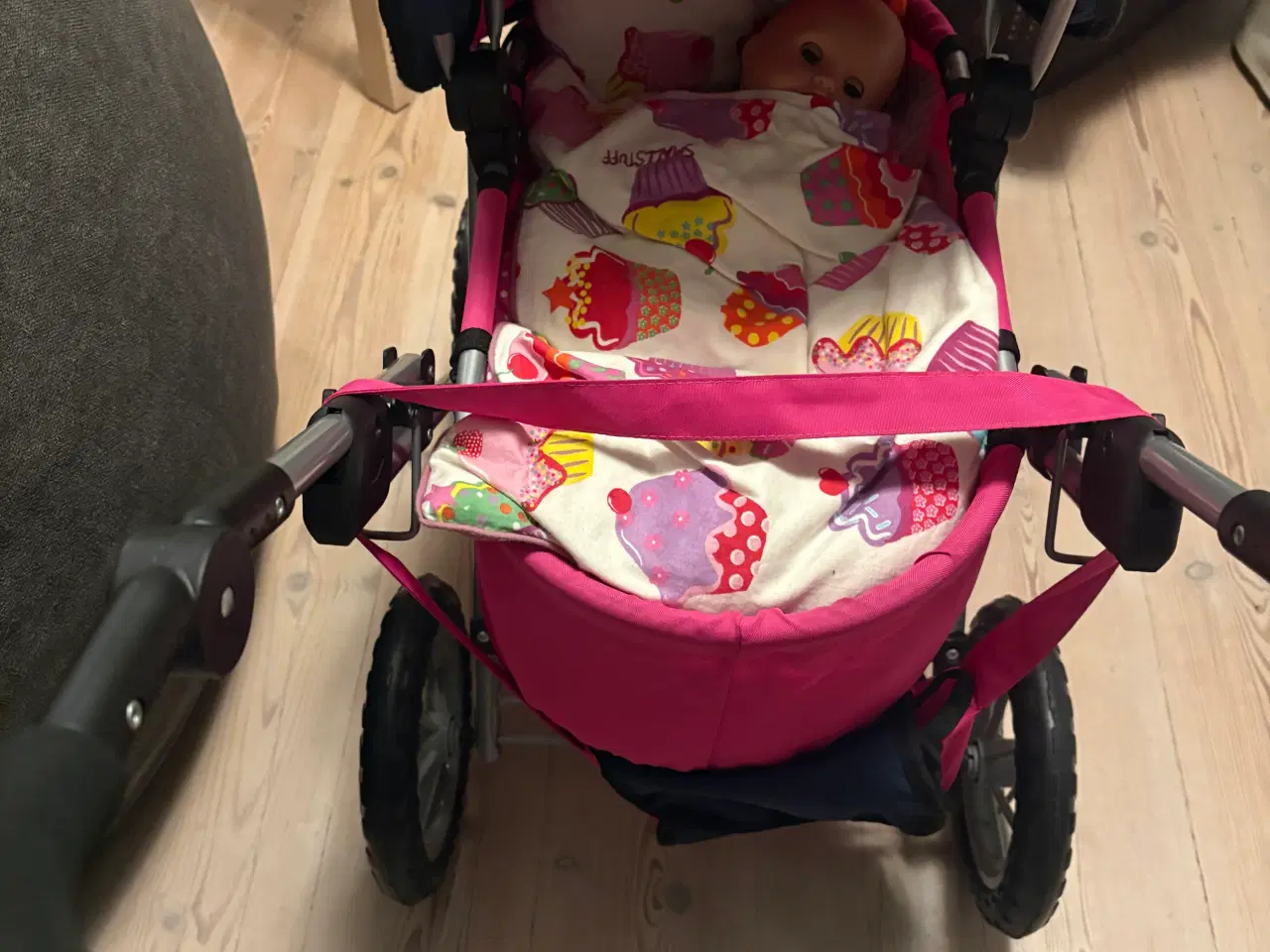 Billede 4 - Flot dukkevogn