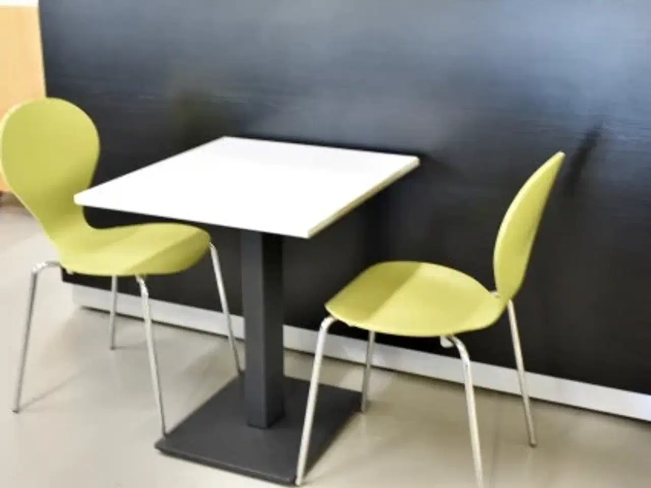 Billede 2 - Cafebord med lysegrå plade og antracit fod.