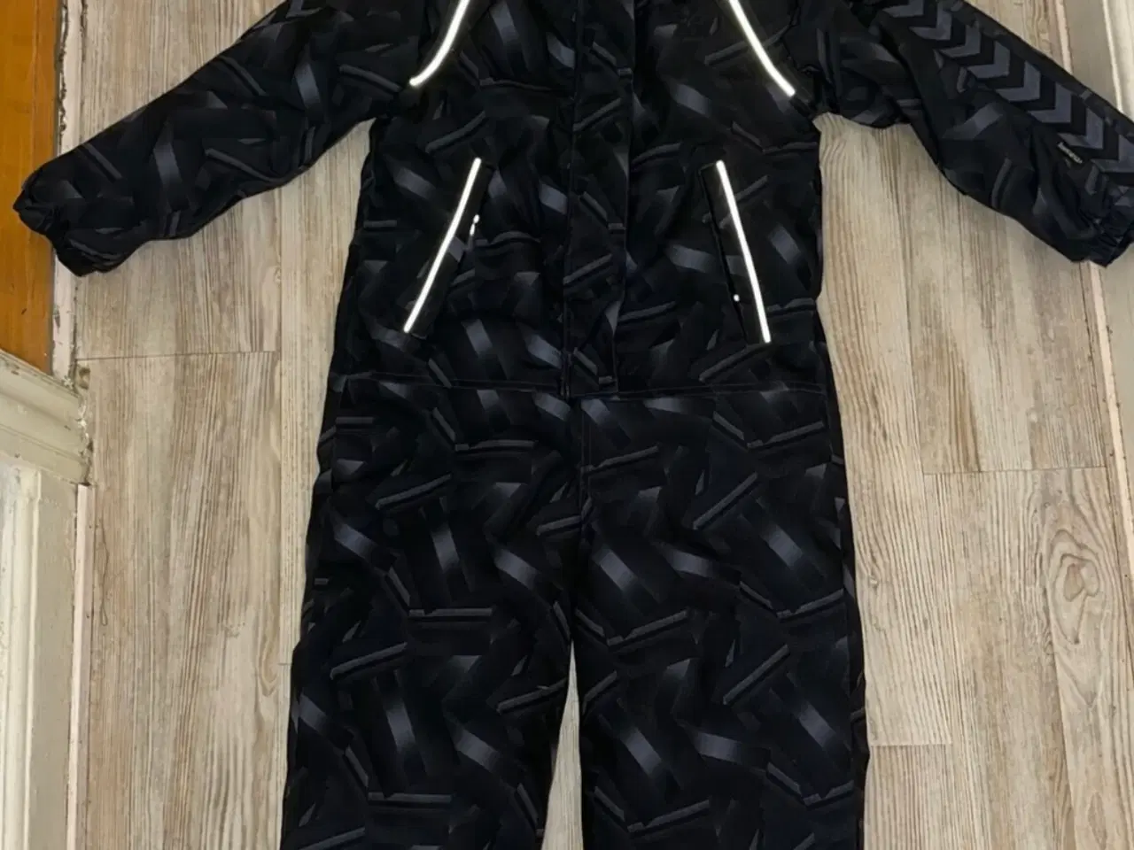 Billede 1 - Hummel flyverdragt str 128