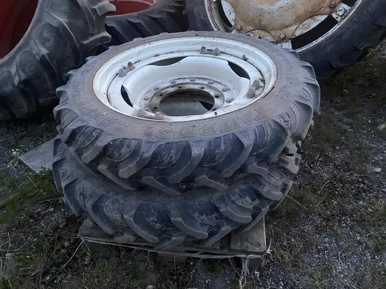 Billede 5 - BKT 270/95R48 og 230/95R32. Prisen er for alle 4 stk.