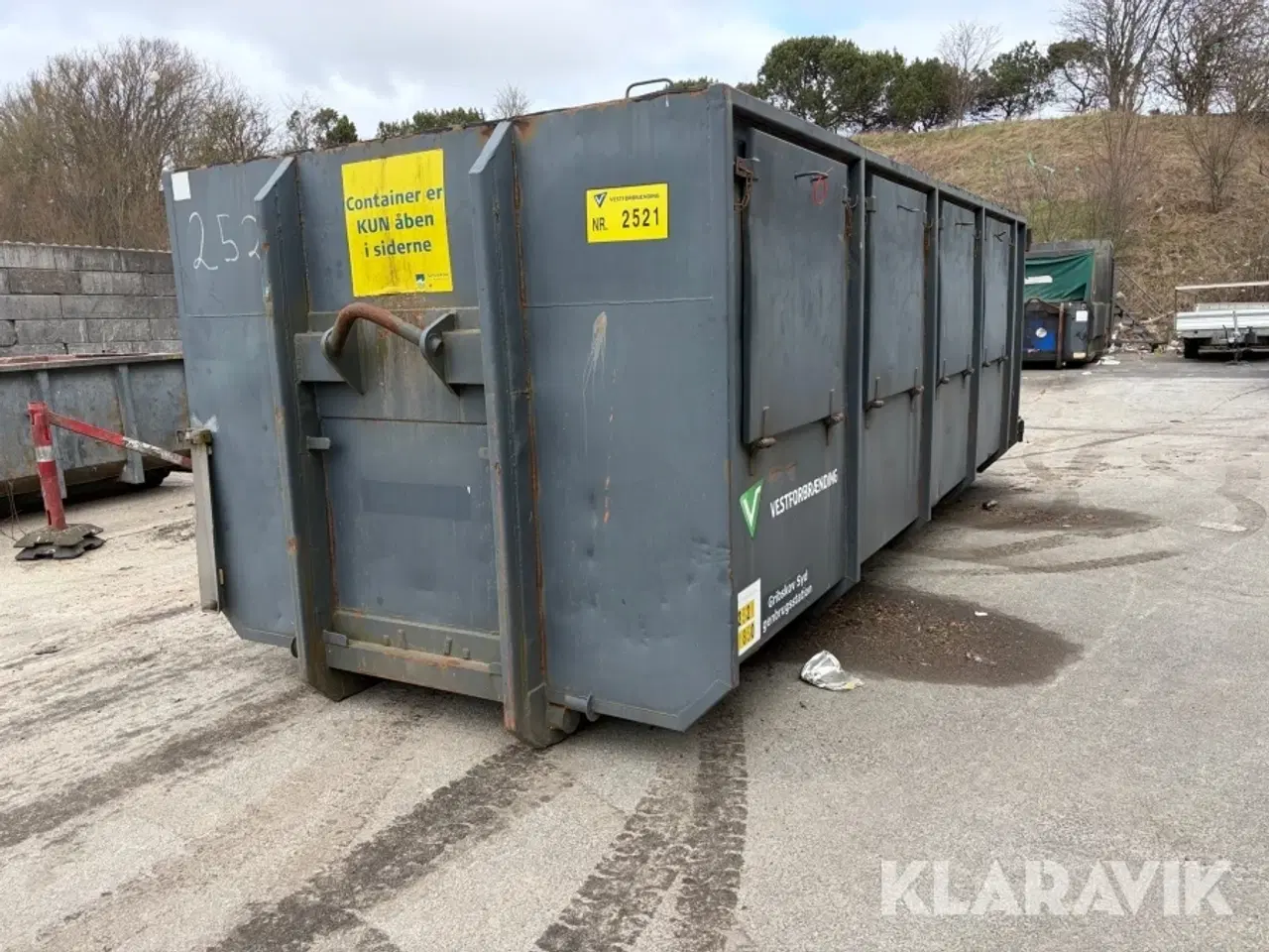 Billede 1 - Lukket stålcontainer med sidehængte låger og løftebeslag