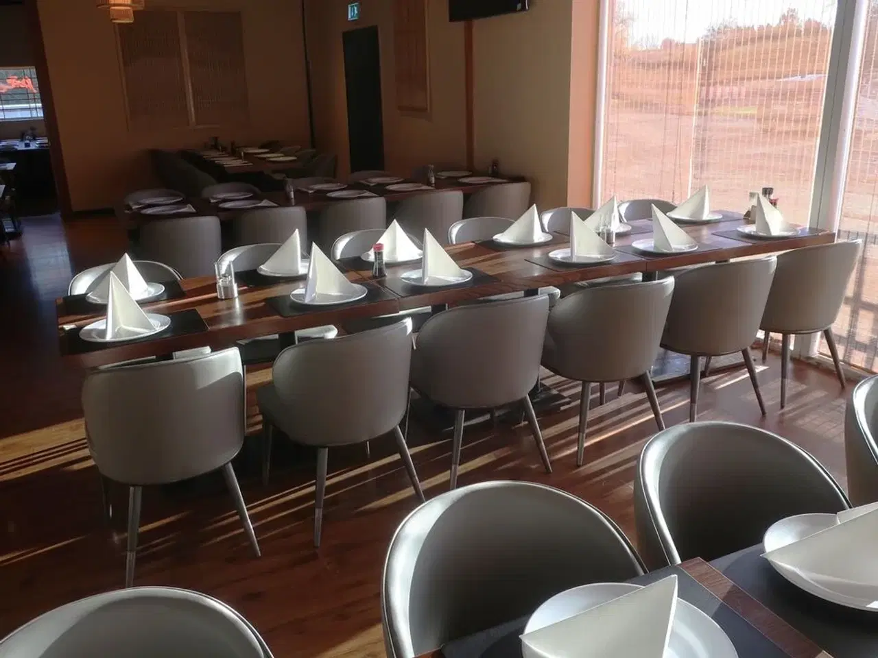 Billede 2 - Fire borde og 12 nye stole