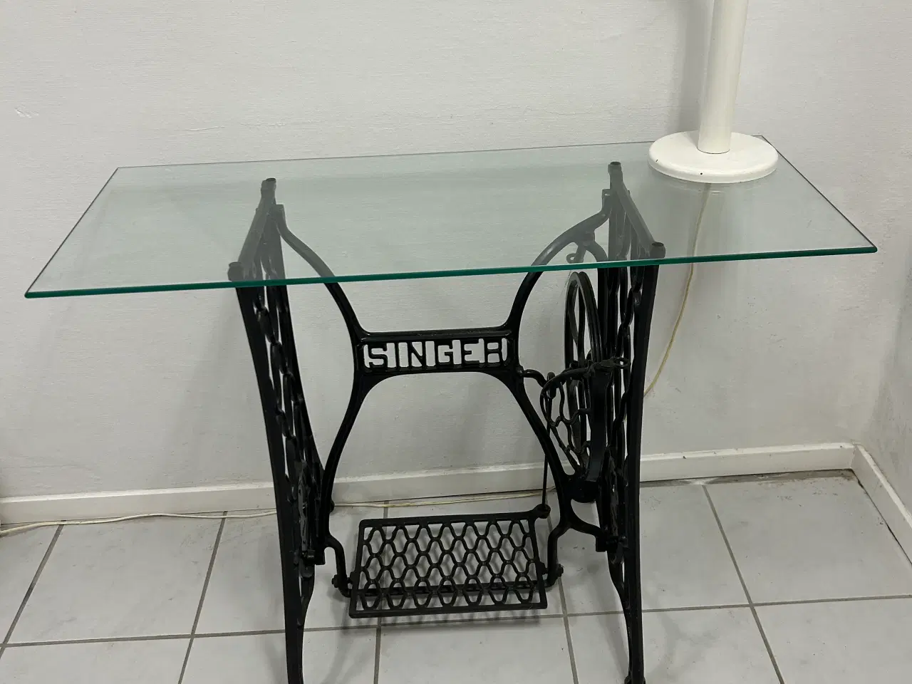 Billede 1 - symaskinestel med glasplade