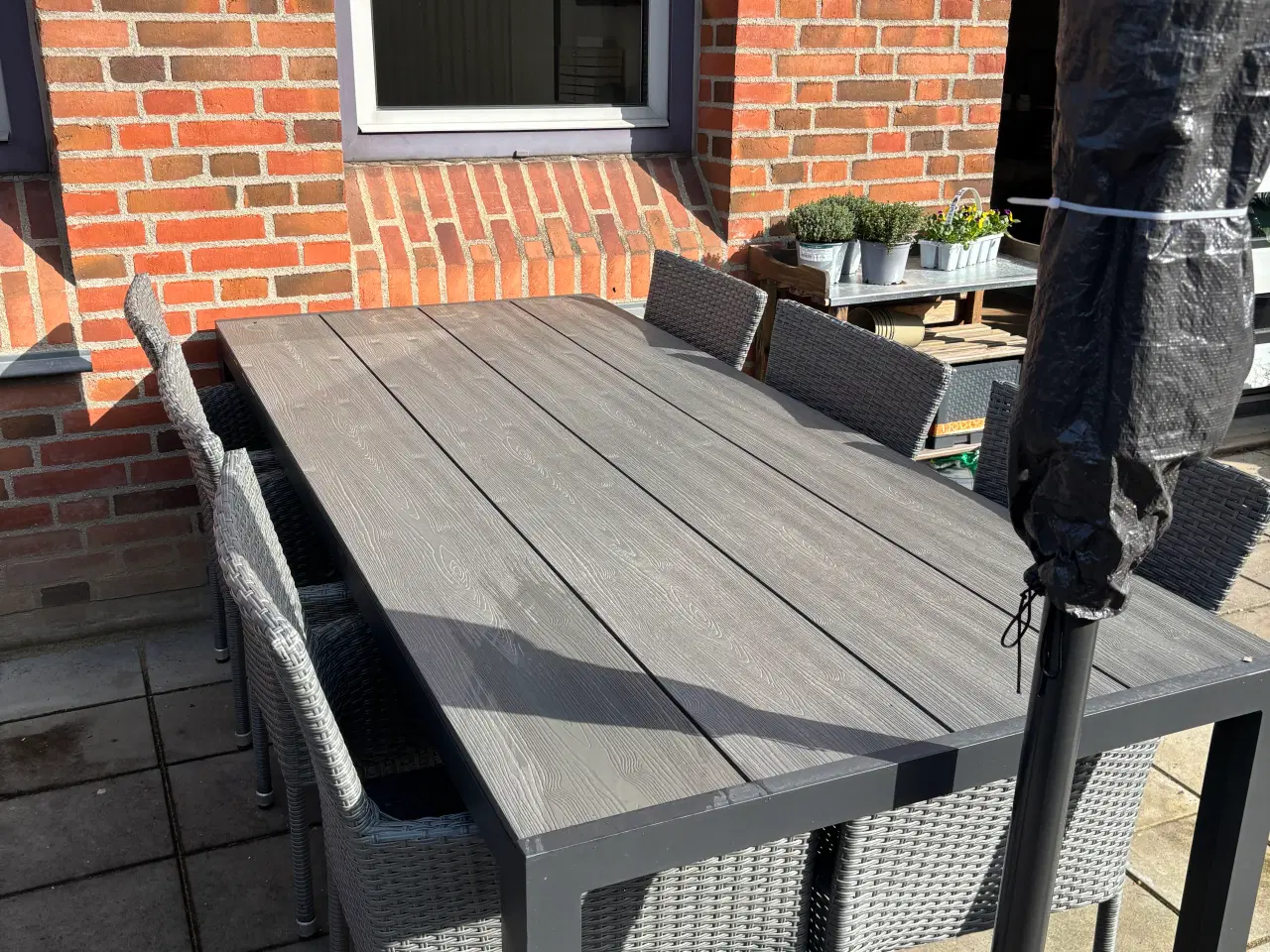 Billede 2 - Flot grå nonwood havebord