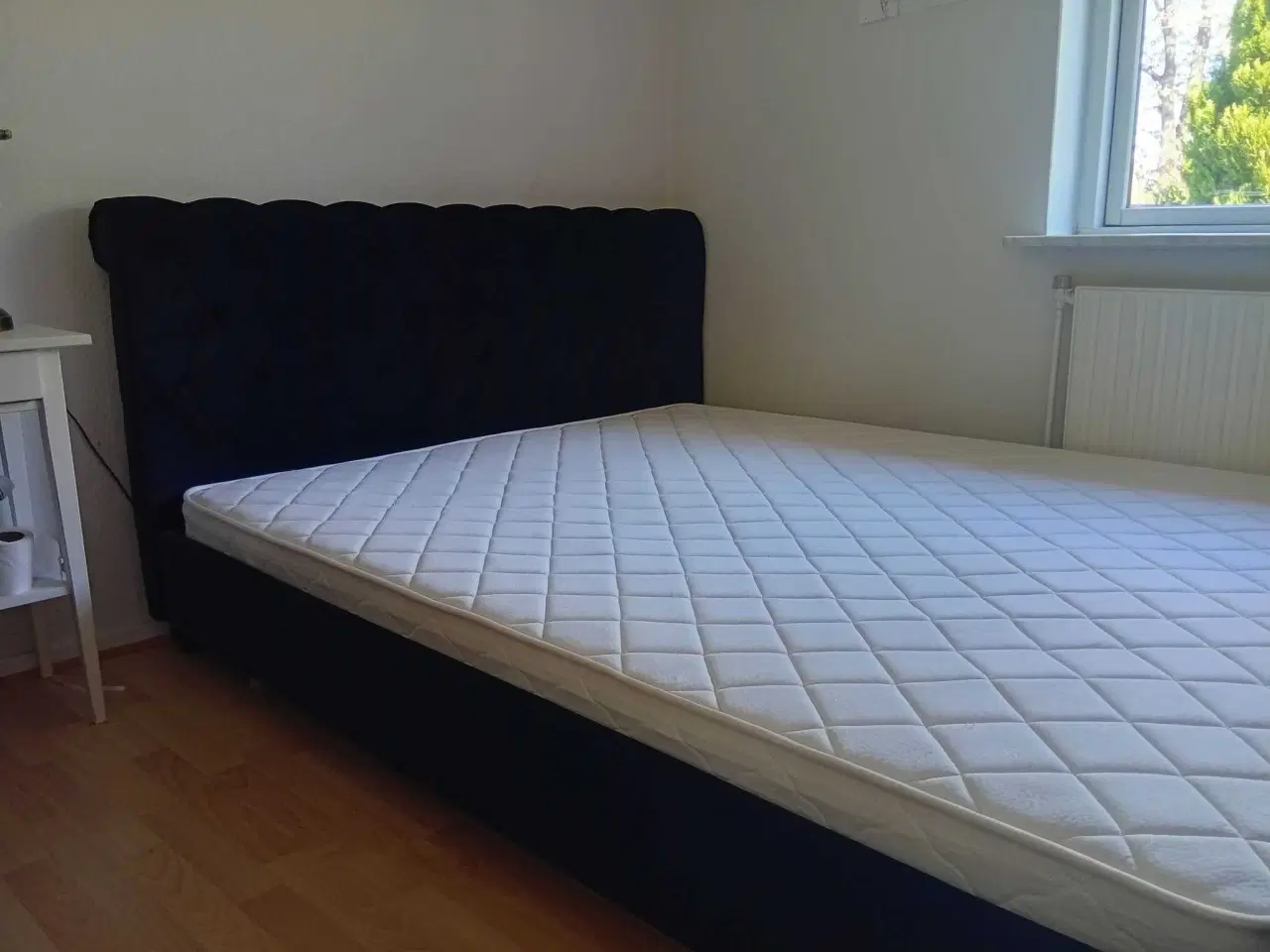 Billede 7 -  seng (160x200) og madras fra Beliani