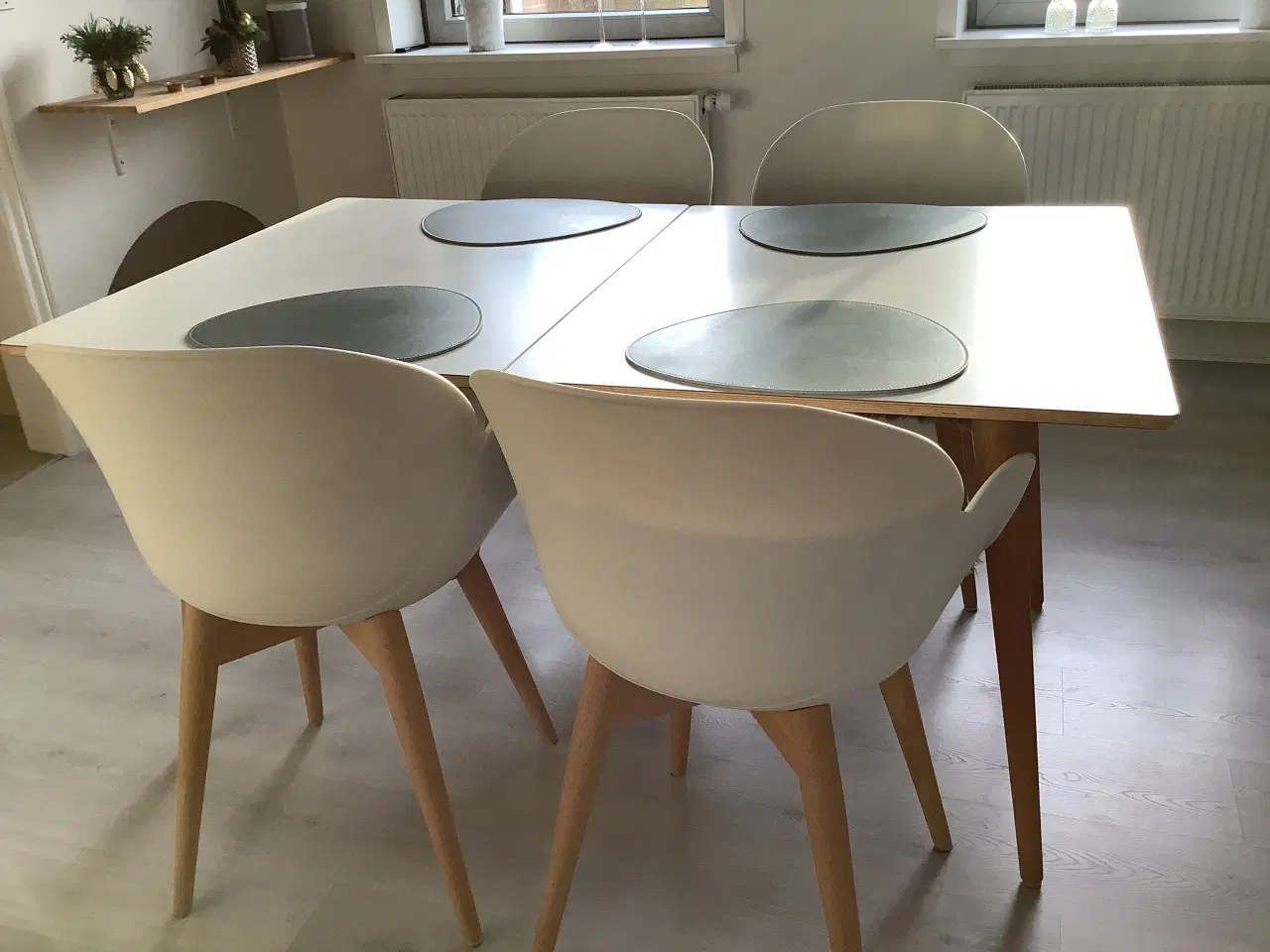 Billede 3 - Dansk designet Spisebord med 4 stk. Casø stole