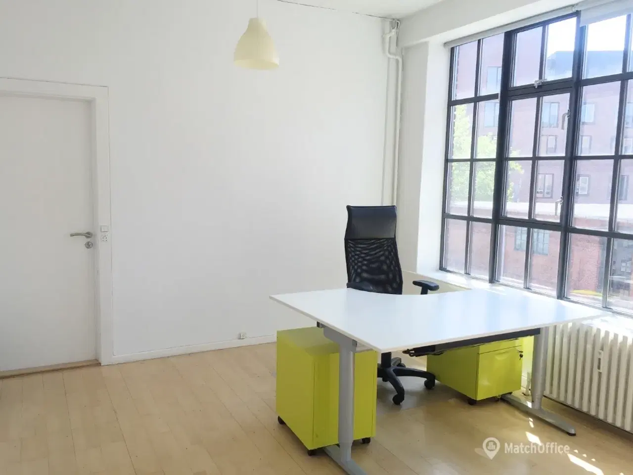 Billede 1 - Lækkert lyst hjørnekontor i velfungerende kontorfællesskab