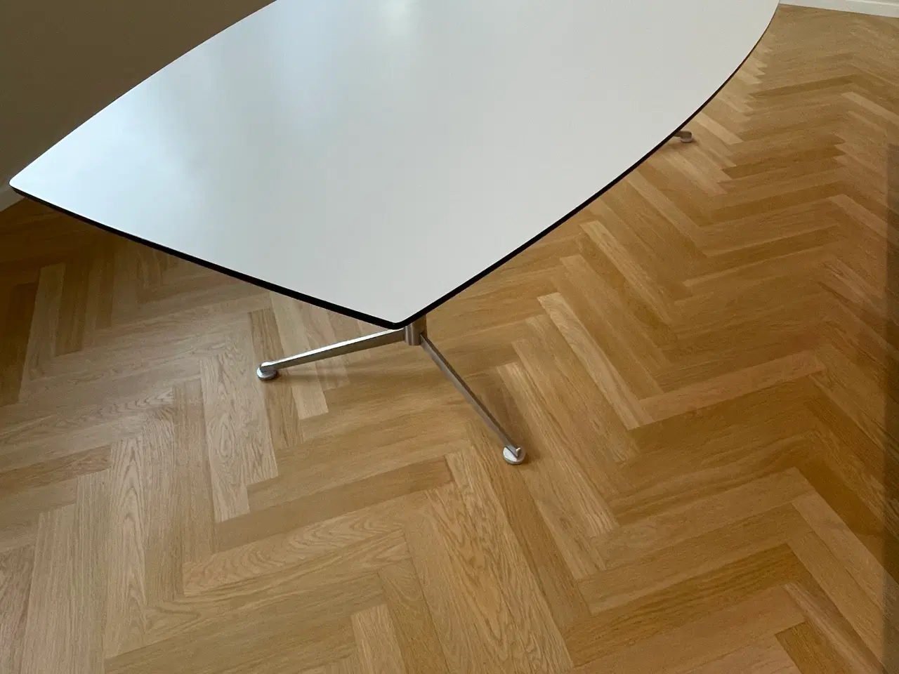 Billede 1 - Hvidt Paustian Spinal Table Boatshape