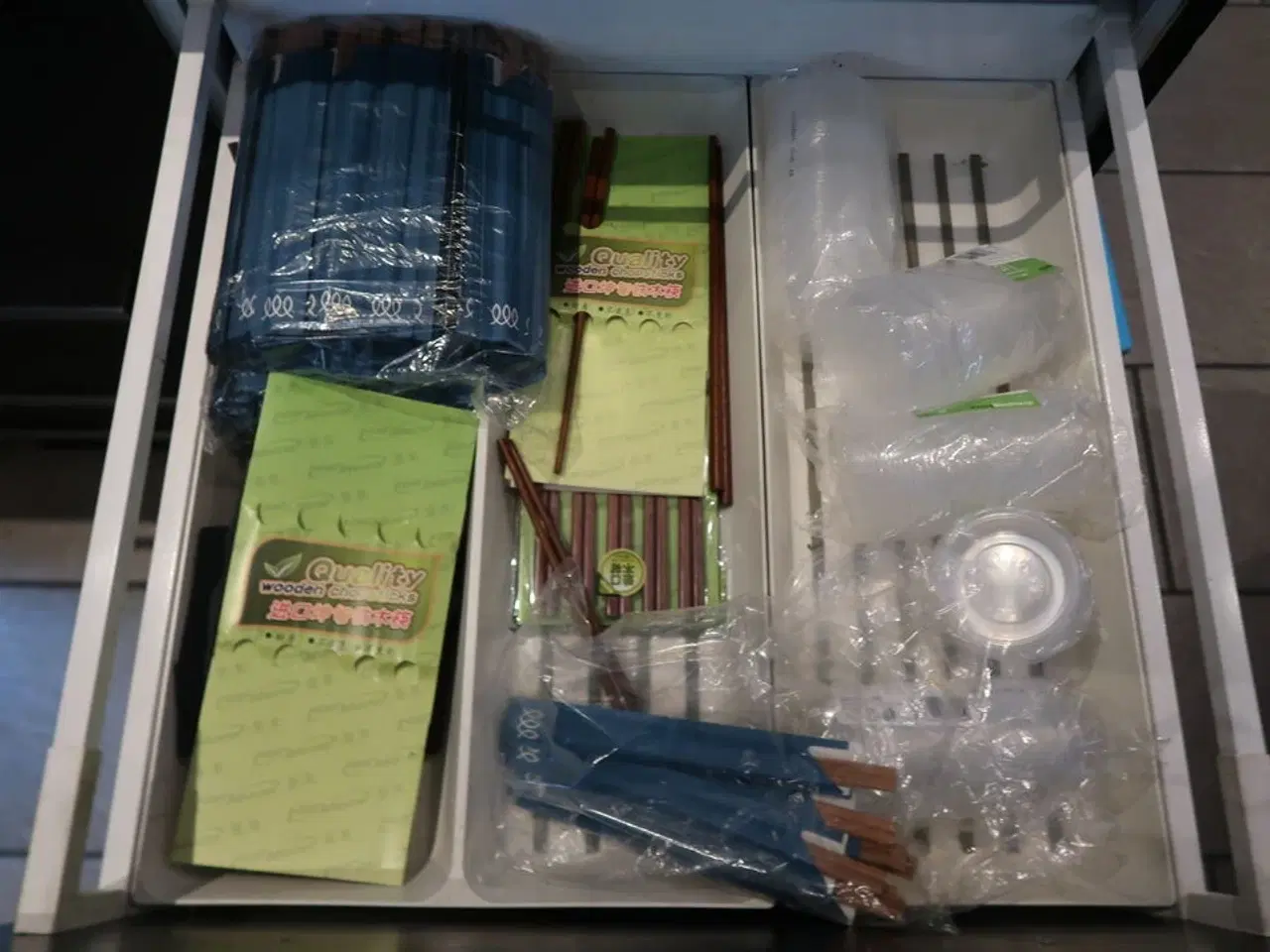 Billede 11 - 2 stk. Skabe med indhold