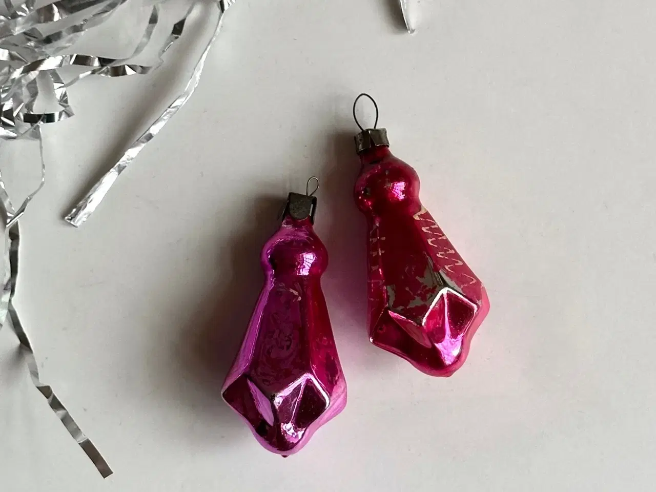 Billede 2 - Kantede pink ornamenter, 2 stk samlet