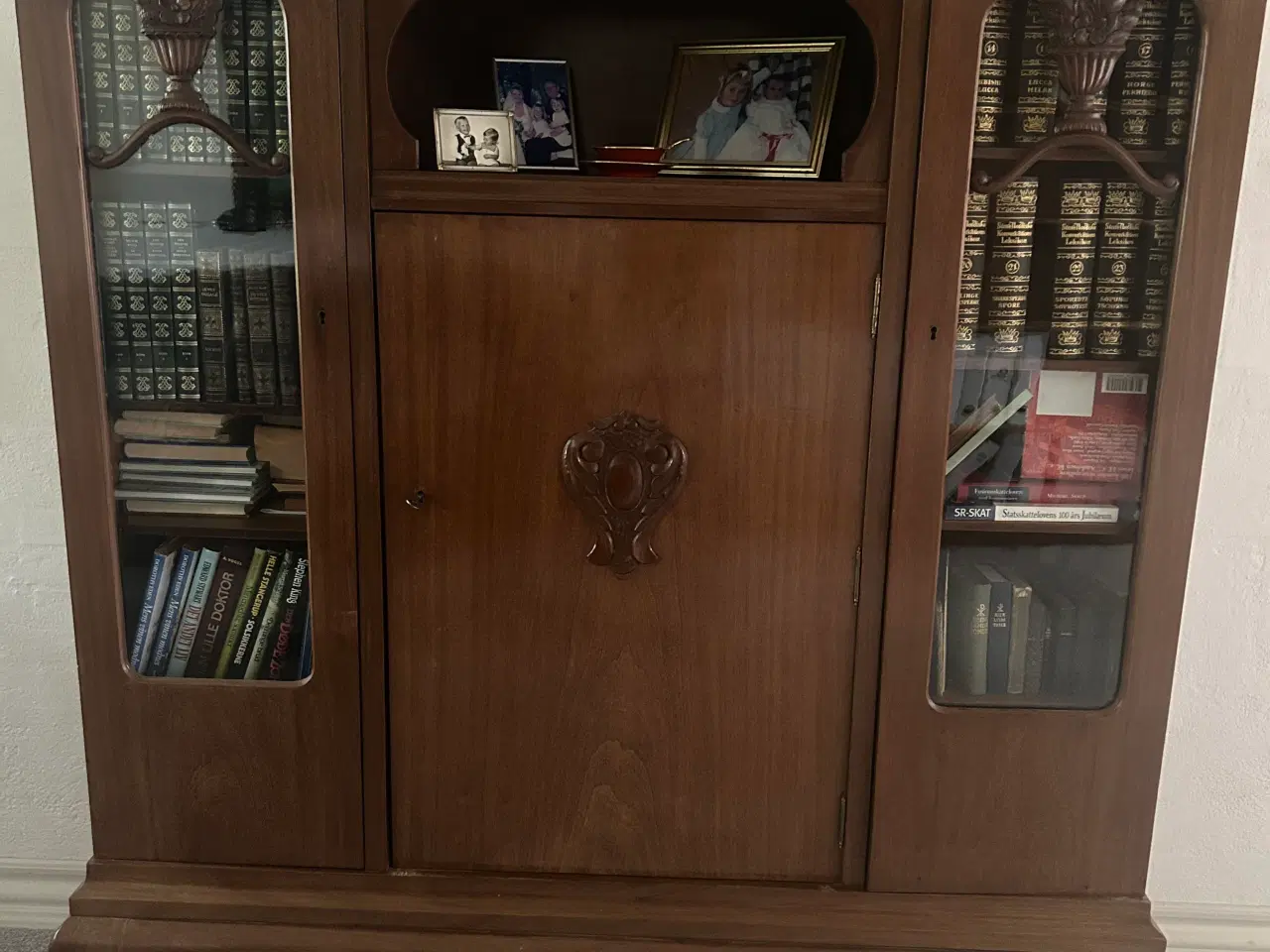 Billede 2 - Vitrineskab, antikt vitrineskab i træ med glasdøre