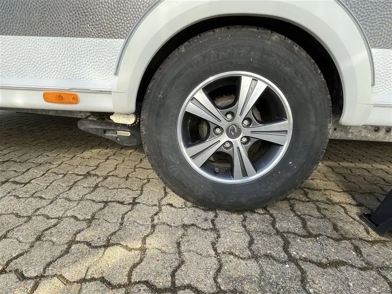 Billede 5 - 2020 - Dethleffs Nomad Snow 590 RF   Fortelt: Isabella Commodore, mover, ALDE centralvarme, vandbåren gulvvarme, rundsiddegruppe, tv-antenne, stort 140 l. køleskab m/ fryser,