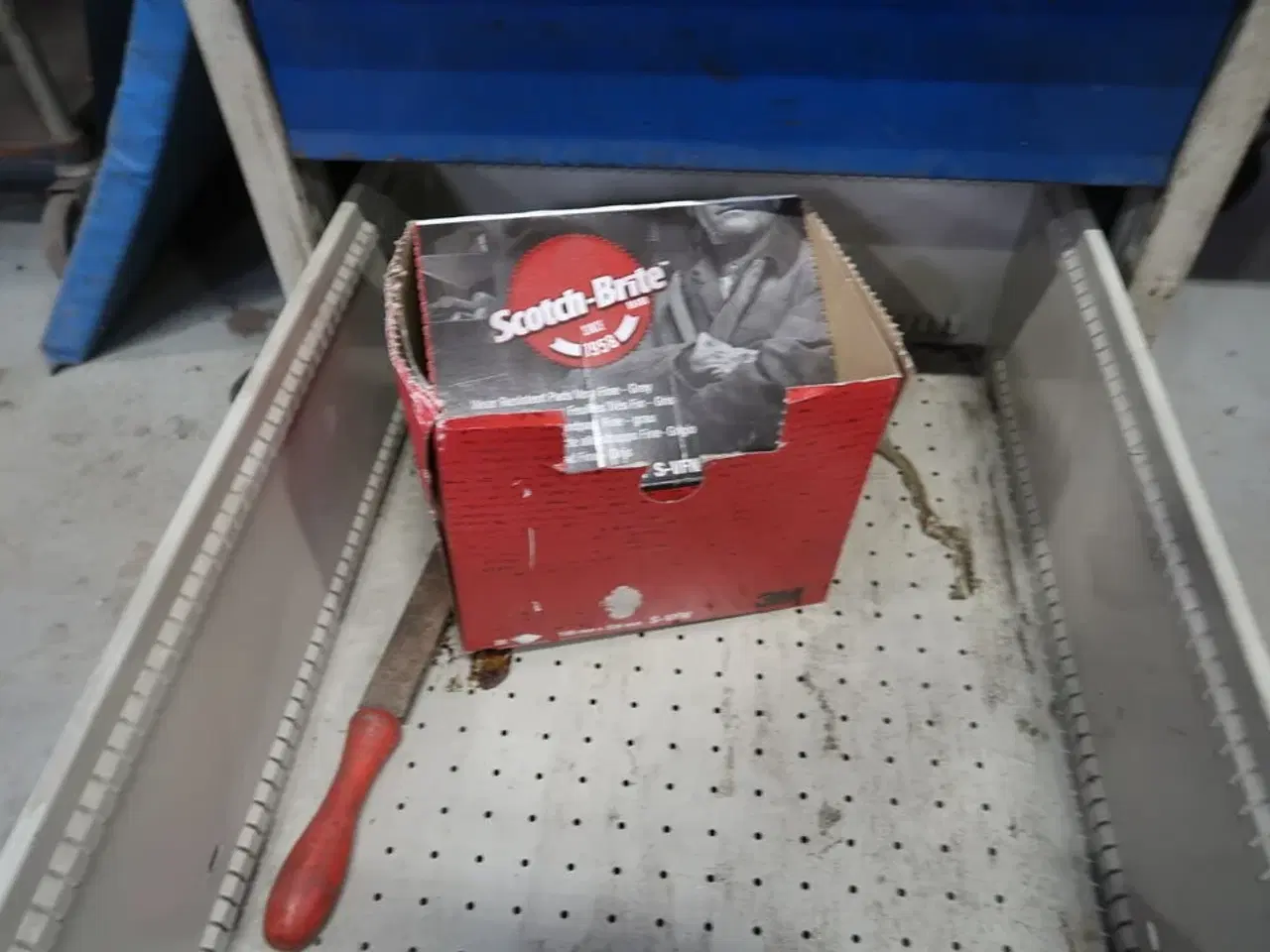 Billede 8 - Arbejdsbord med skruestik samt div. Værktøj