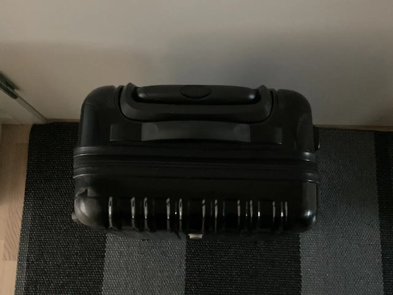 Billede 7 - Delsey kabineKuffert i sort med gode gummihjul, ly