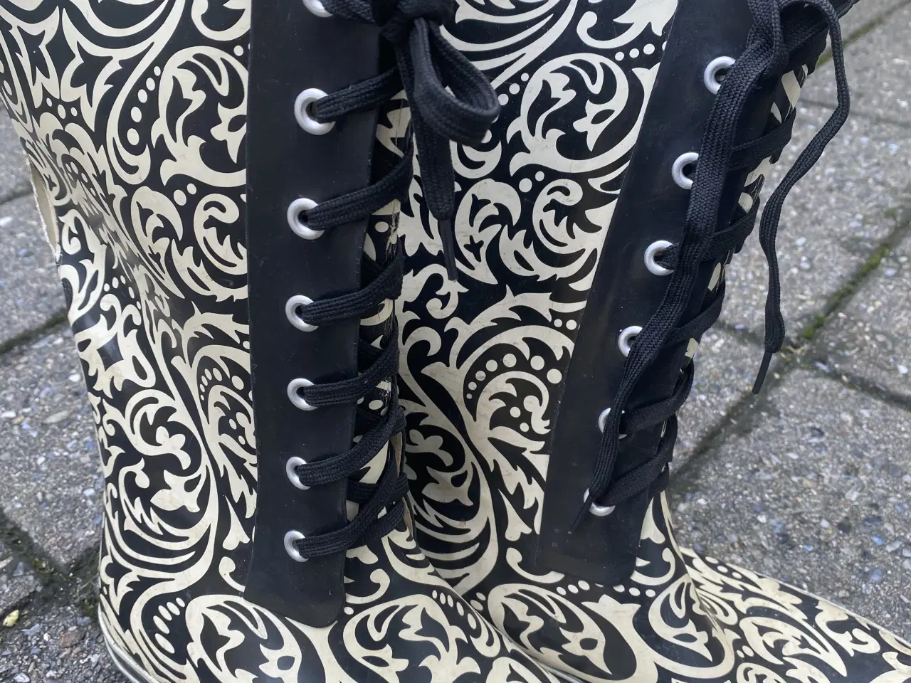 Billede 4 - Gummistøvler str. 40 – sort/hvidt mønster