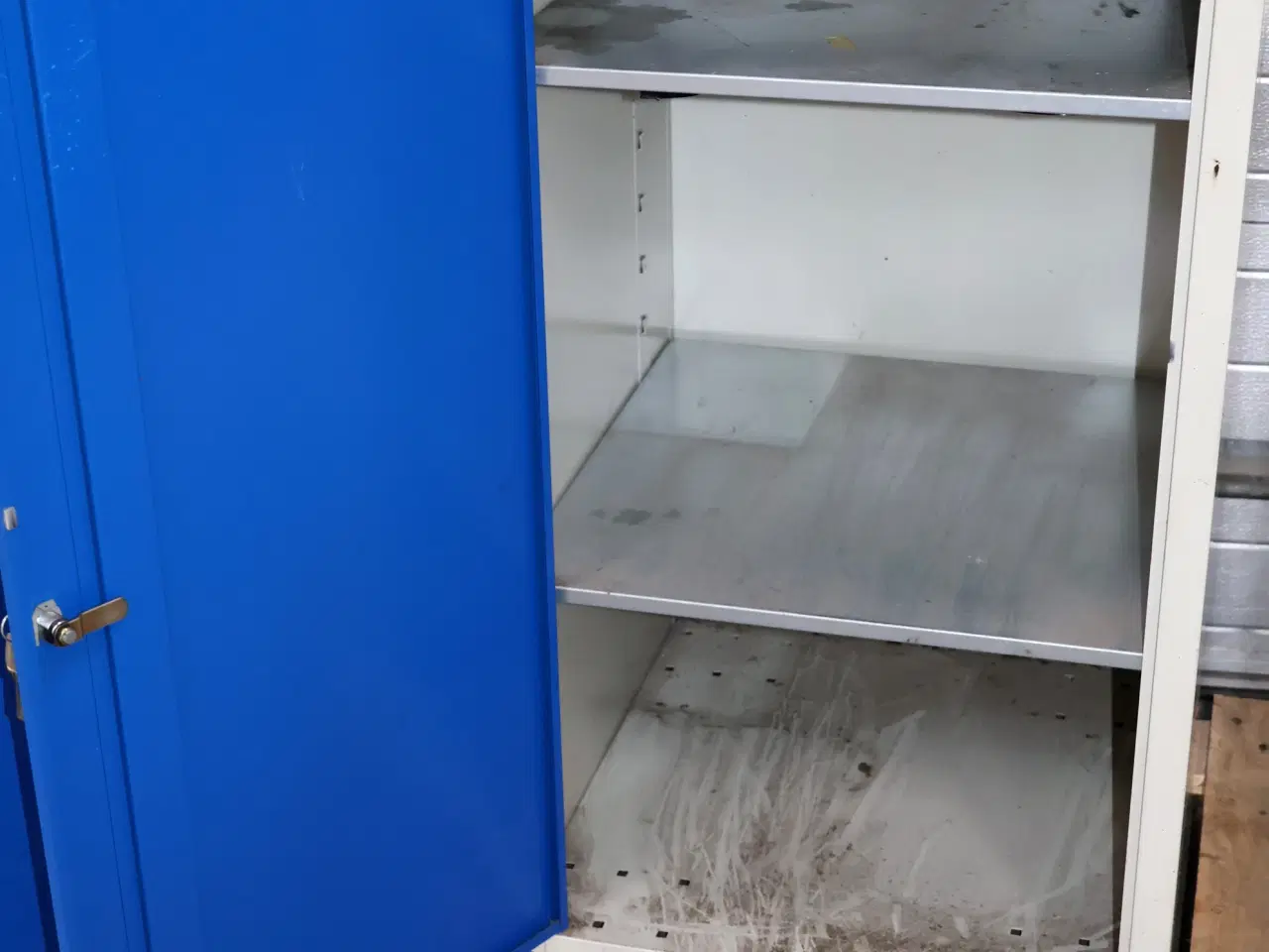 Billede 7 - Blika Metal værkstedsskab m/låse og 6 nøgler