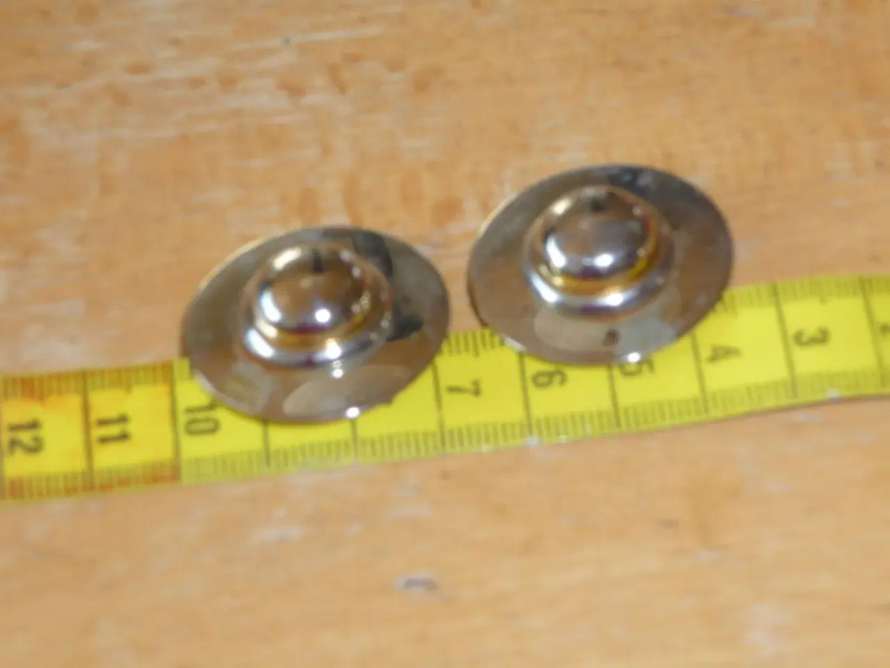 Billede 2 - 2 metal knapper der ligner en hat