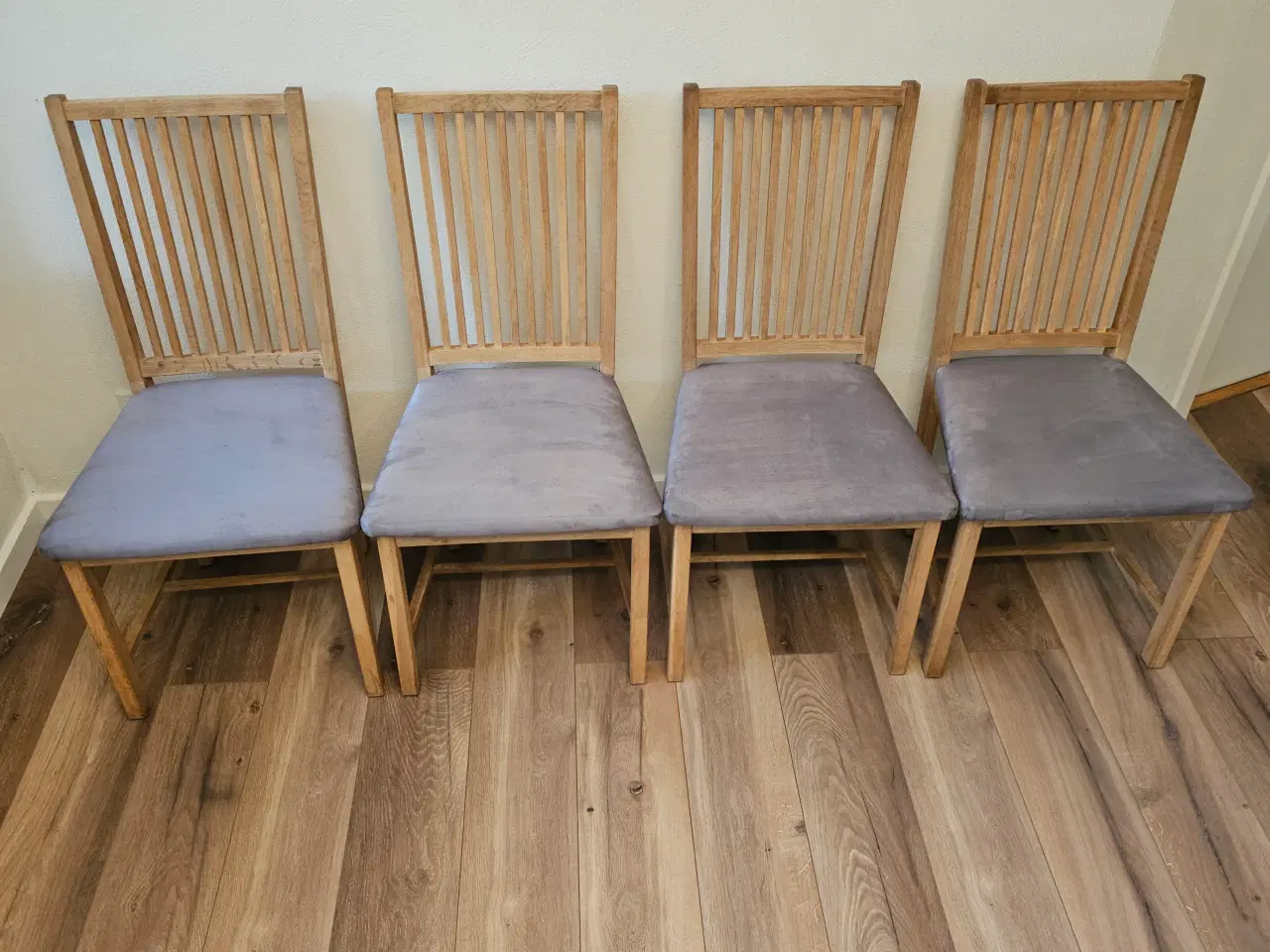 Billede 1 - Klassiske træstole med polstrede sæder - 80kr. stk